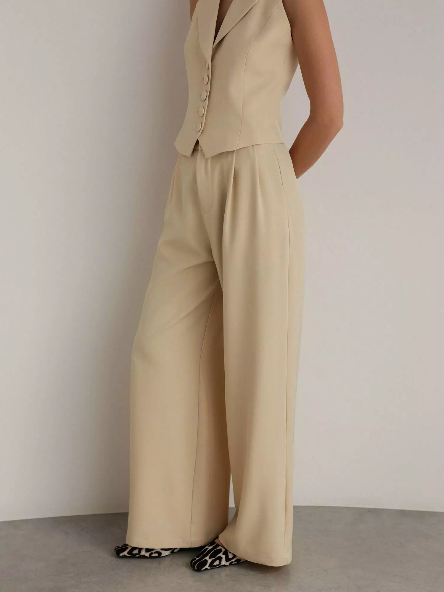 Костюм: брюки и жилет с балеро (L (46RU), светло-песочный). Избражение № 6