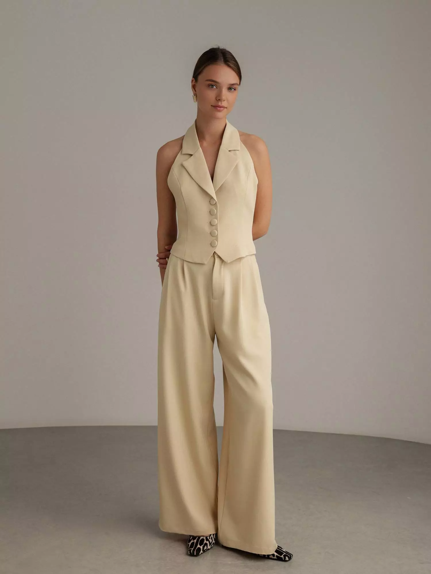 Костюм: брюки и жилет с балеро (L (46RU), светло-песочный). Избражение № 4