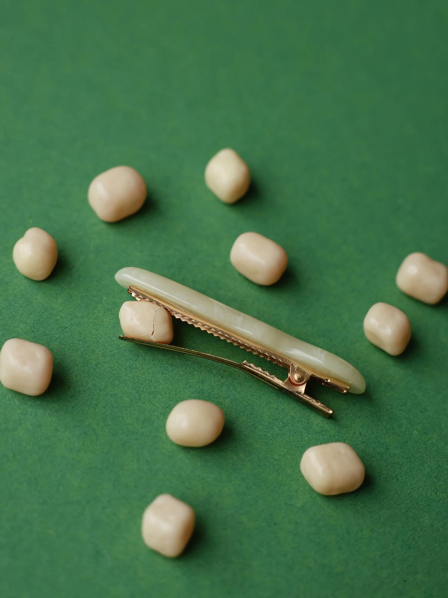 Украшения для волос (молочный). Избражение № 1