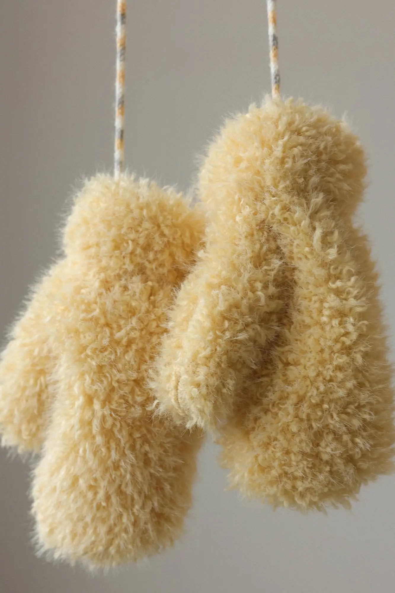 Варежки (светло-жёлтый). Избражение № 2