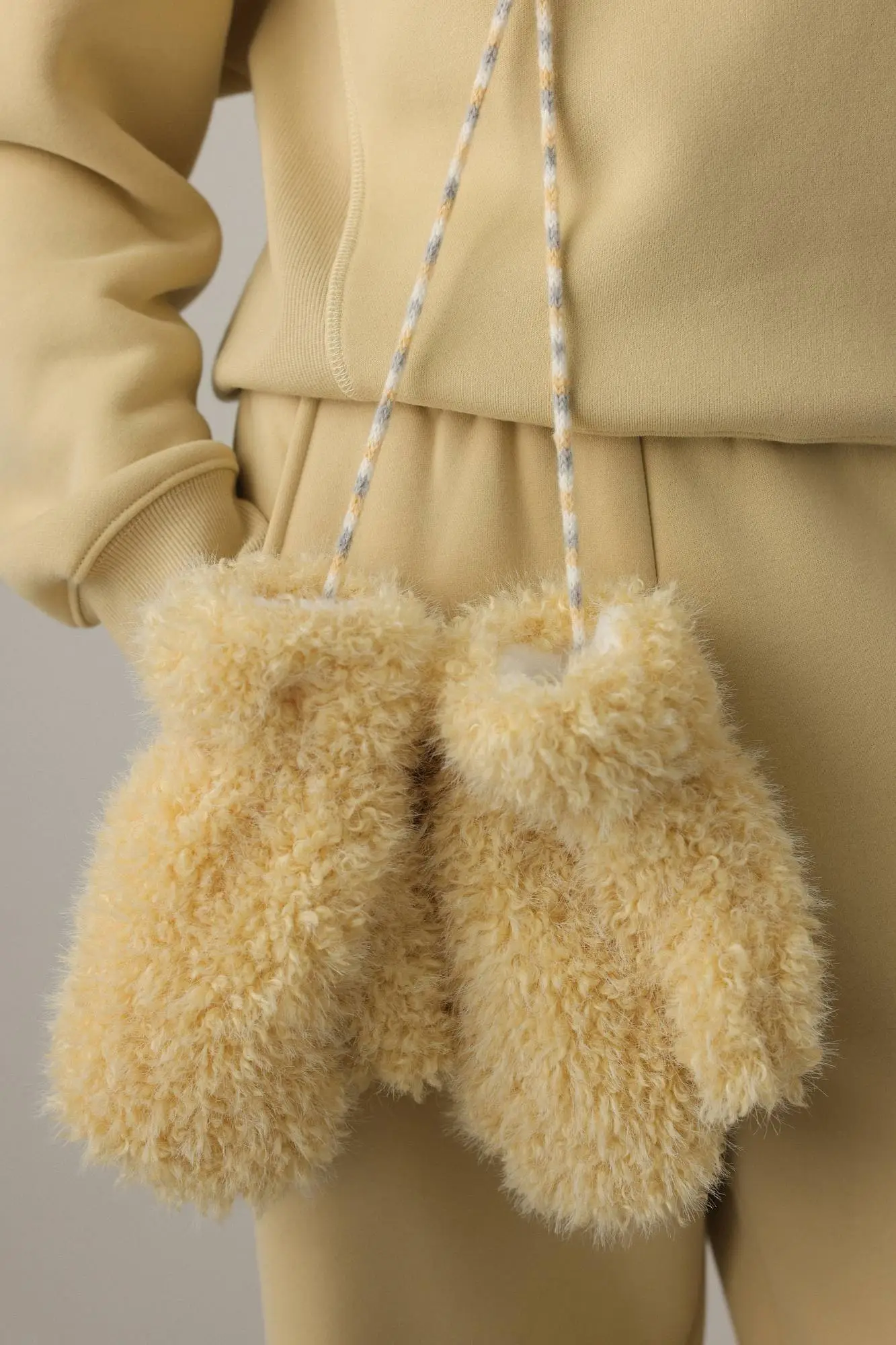 Варежки (светло-жёлтый). Избражение № 1