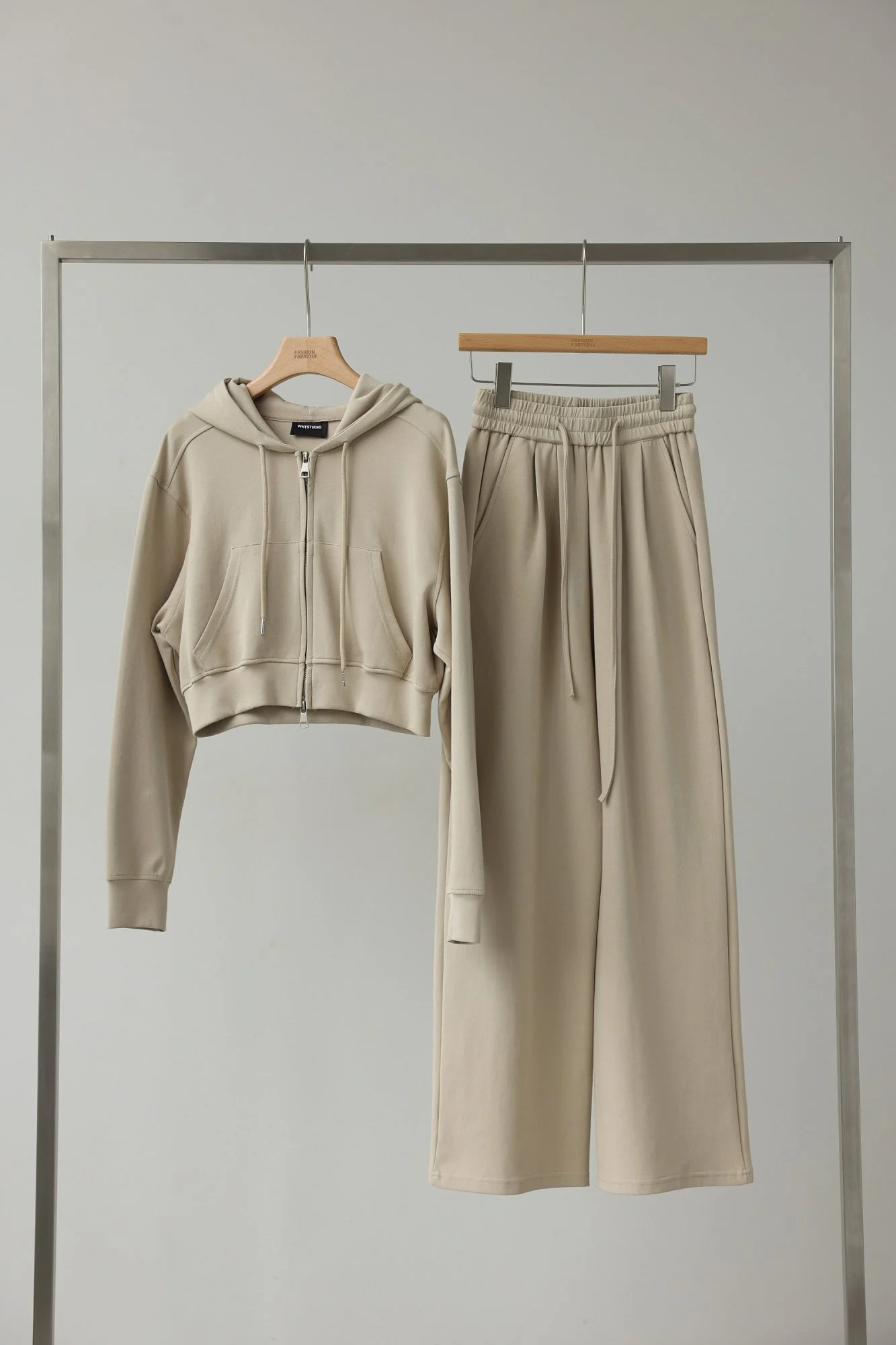 Костюм: брюки и худи (onesize (40-44RU), бежевый). Изображение № 1