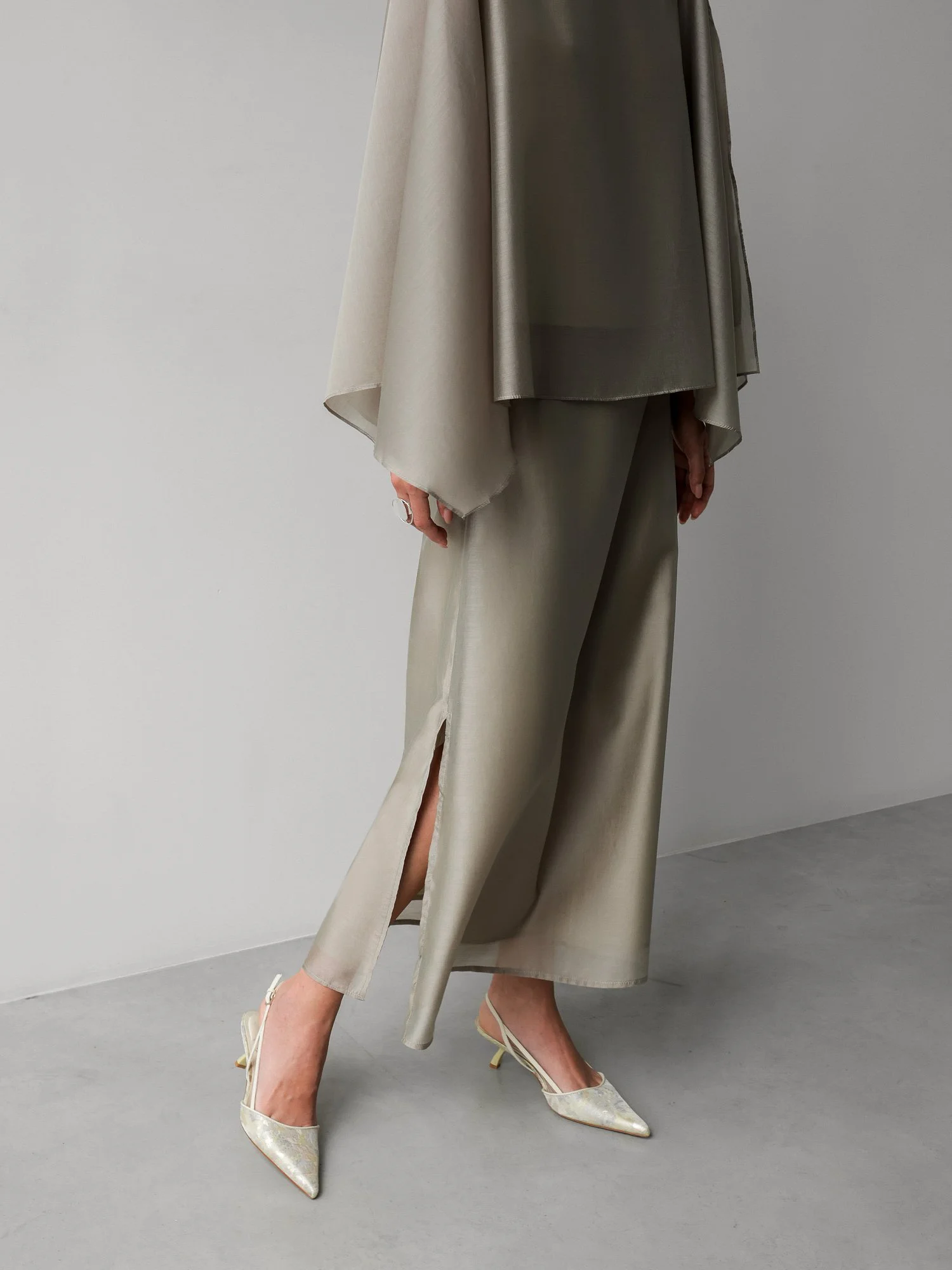 Костюм: топ и юбка (onesize (40-44RU), серая олива). Избражение № 5