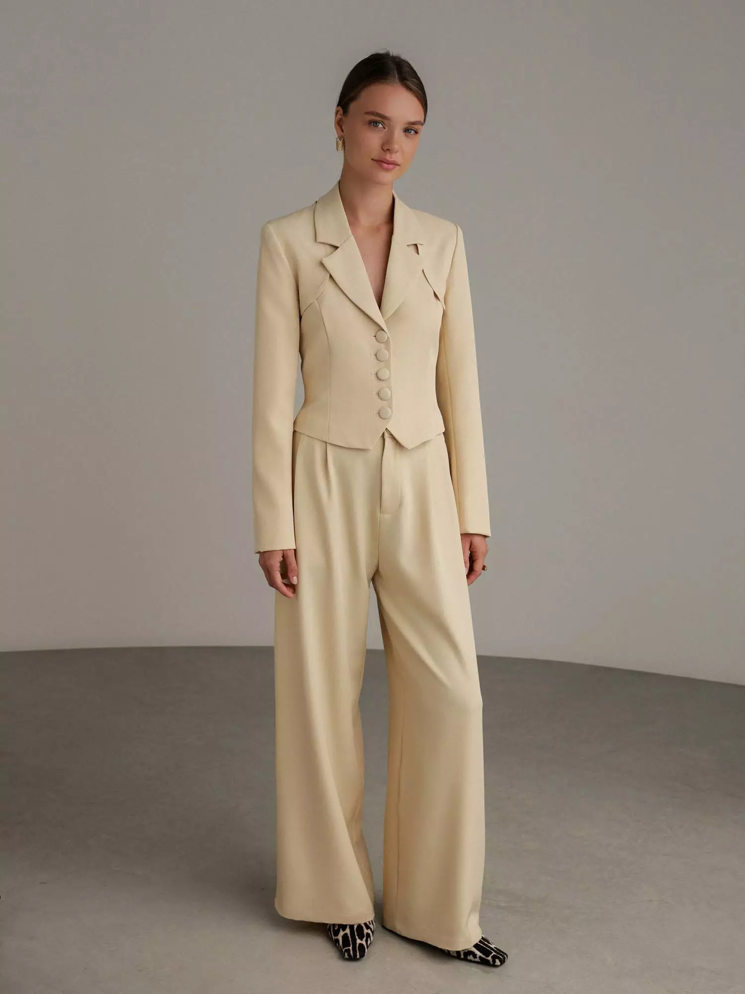 Костюм: брюки и жилет с балеро (L (46RU), светло-песочный). Избражение № 1